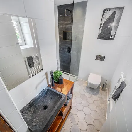 Urban Loft Haven -chic Loft With Ac, Smart Tv