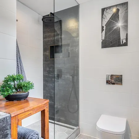 Urban Loft Haven -chic Loft With Ac, Smart Tv *
